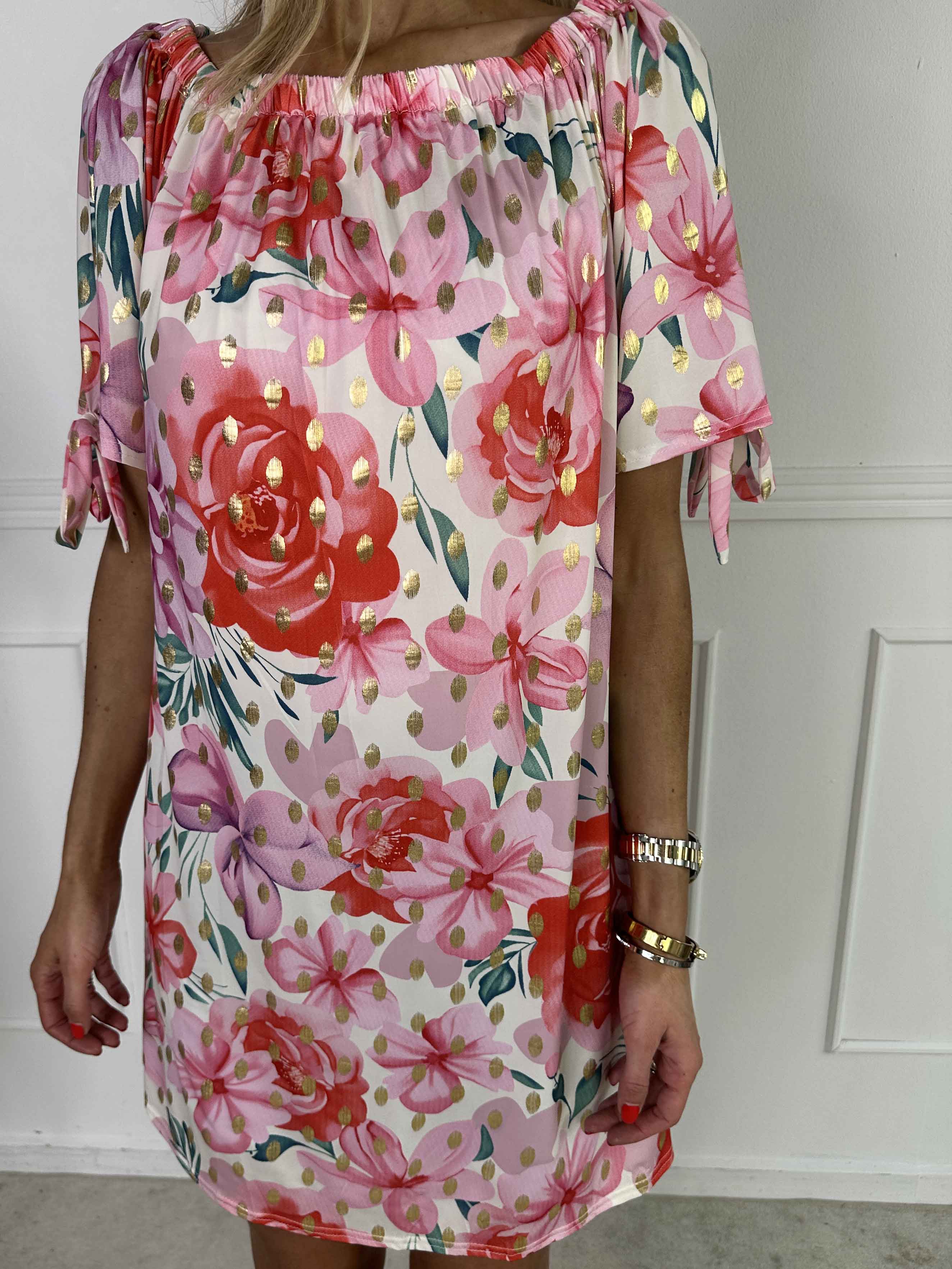 Sofia - Sød blomstret kjole med elastikkant i udskæringen